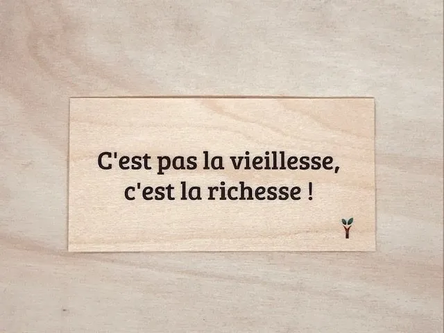hylarion-cartes-c-est-pas-la-vieillesse-carte-bois-10x5-cm image 1