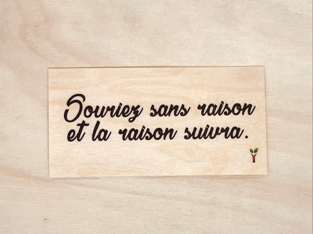 hylarion-cartes-souriez-sans-raison-carte-bois-citation-positive image 1