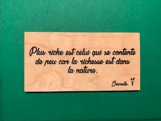hylarion-cartes-plus-riche-se-contente-de-peu-carte-bois-10x5-cm image 1