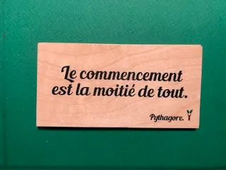 hylarion-cartes-le-commencement-est-la-moiti-de-tout-bois-10x5 image 1
