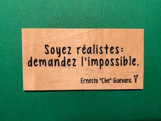 hylarion-cartes-soyez-r-alistes-carte-bois-10x5-cm image 1
