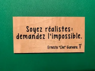 hylarion-cartes-soyez-r-alistes-carte-bois-10x5-cm image 1