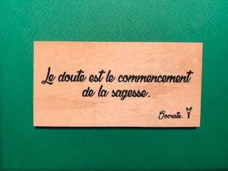 hylarion-cartes-le-doute-commencement-carte-bois-10x5-cm image 1