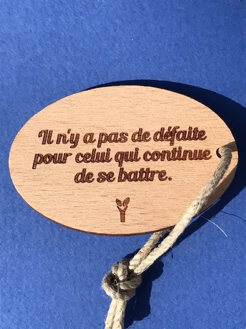 hylarion-porte-cl-s-celui-qui-continue-carte-bois-6x4-cm image 1