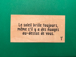 hylarion-cartes-le-soleil-brille-toujours-carte-bois-10x5-cm image 1