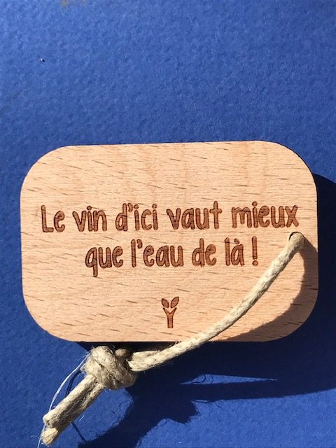 hylarion-porte-cl-s-le-vin-d-ici-vaut-mieux-que-l-eau-porte-cl-bois image 1