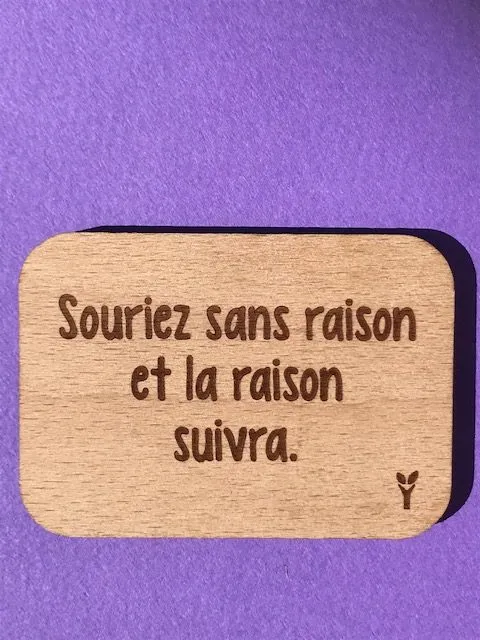 hylarion-magnets-souriez-sans-raison-magnet-bois-7x4-7-cm image 1