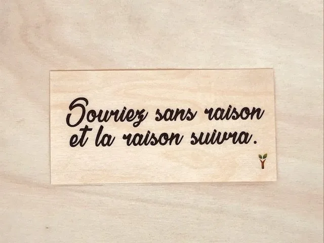 hylarion-cartes-souriez-sans-raison-carte-bois-citation-positive image 1