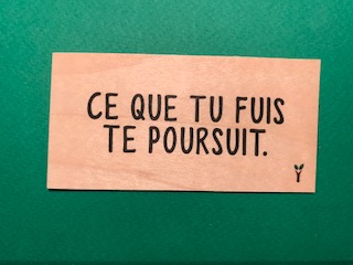 hylarion-cartes-ce-que-tu-fuis-carte-bois-10x5-cm image 1