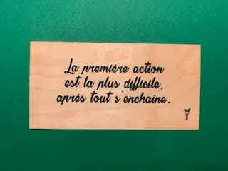 hylarion-cartes-la-premi-re-action-carte-bois-10x5-cm image 1
