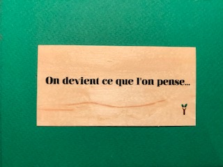 hylarion-cartes-on-devient-ce-que-l-on-pense-carte-bois-10x5-cm image 1