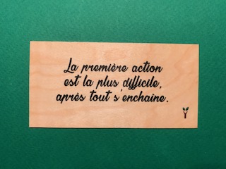 hylarion-cartes-la-premi-re-action-carte-bois-10x5-cm image 1