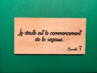 hylarion-cartes-le-doute-commencement-carte-bois-10x5-cm image 1