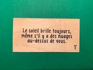 hylarion-cartes-le-soleil-brille-toujours-carte-bois-10x5-cm image 1