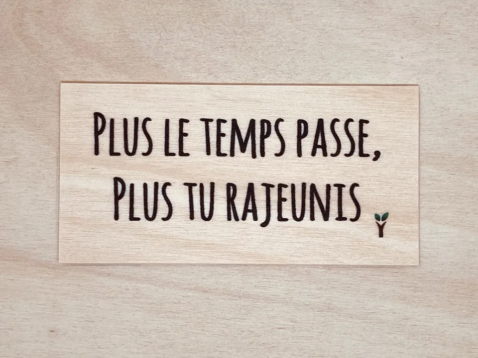 hylarion-cartes-carte-bois-plus-le-temps-passe-plus-tu-rajeunis image 1