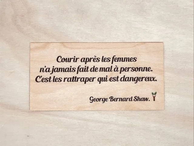 hylarion-cartes-courir-apr-s-les-femmes-carte-bois-10x5-cm image 1