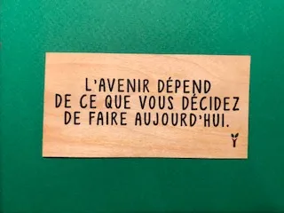 hylarion-cartes-l-avenir-d-pend-carte-bois-motivation-10x5-cm image 1
