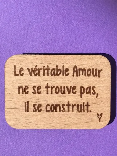 hylarion-magnets-le-v-ritable-amour-magnet-bois-7x4-7-cm image 1