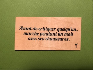 hylarion-cartes-carte-bois-avant-de-critiquer-chaussures image 1