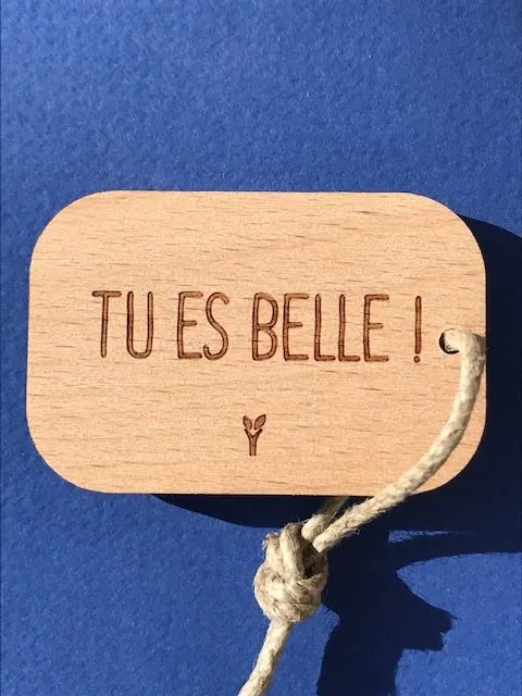 hylarion-tu-es-belle-porte-cl-bois-massif-6x4-cm image 1