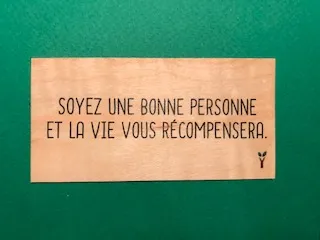 hylarion-cartes-soyez-une-bonne-personne-carte-bois-10x5 image 1