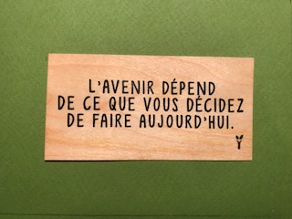hylarion-cartes-l-avenir-d-pend-carte-bois-message image 1
