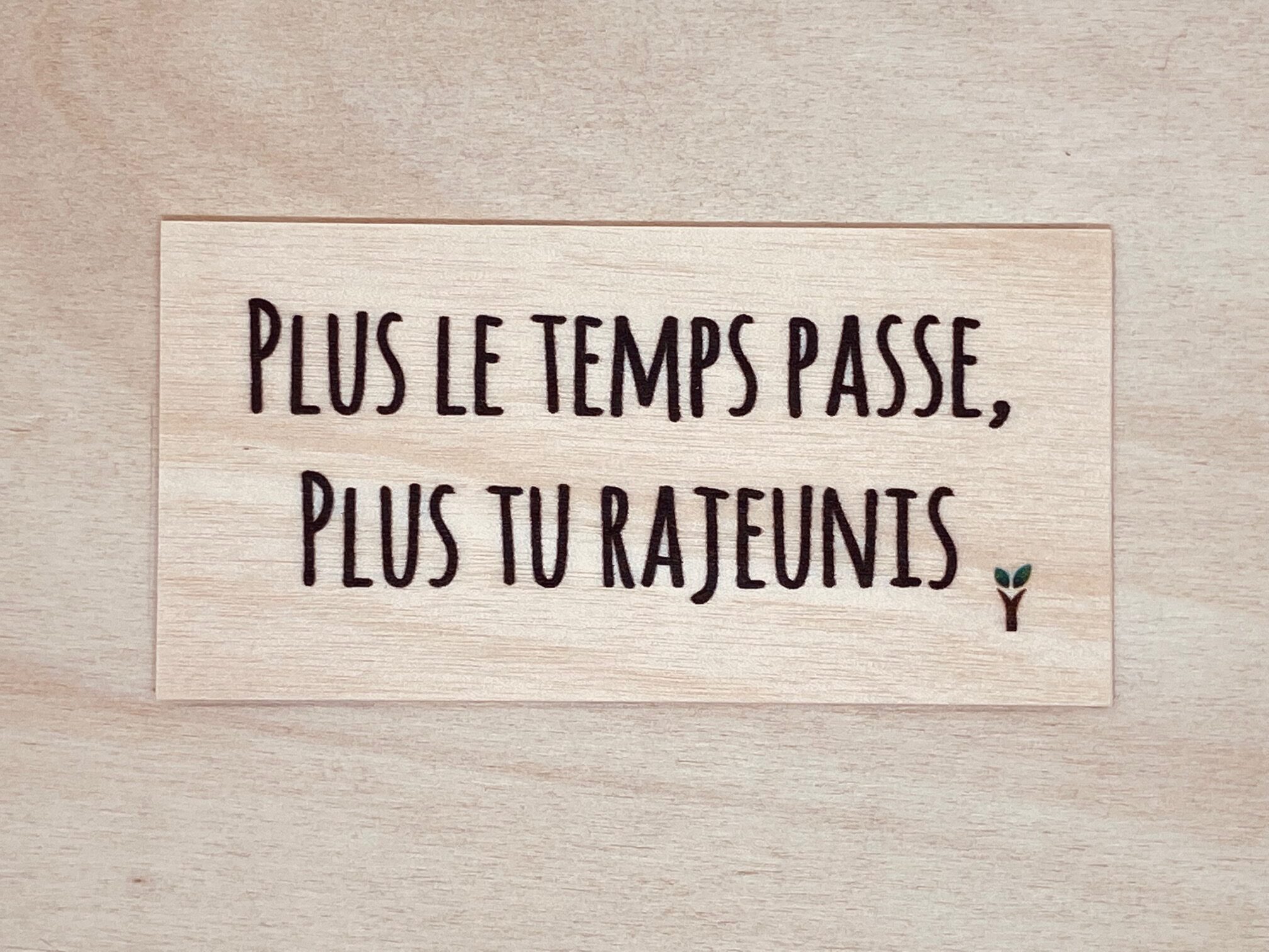 hylarion-cartes-carte-bois-plus-le-temps-passe-plus-tu-rajeunis image 1
