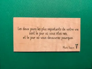 hylarion-cartes-carte-bois-deux-jours-importants-10x5-cm image 1