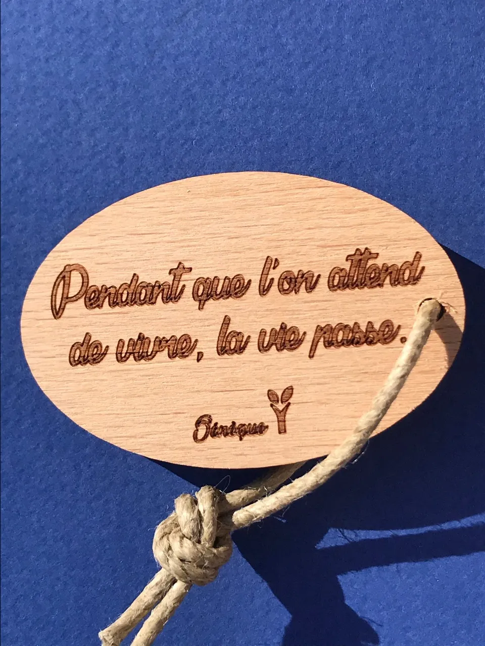 hylarion-porte-cl-s-pendant-que-l-on-attend-de-vivre-porte-cl-bois image 1