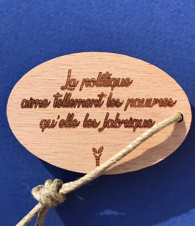 hylarion-porte-cl-s-politique-pauvres-porte-cl-bois-6x4 image 1
