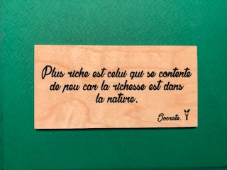 hylarion-cartes-plus-riche-se-contente-de-peu-carte-bois-10x5-cm image 1