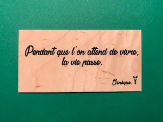 hylarion-cartes-pendant-que-l-on-attend-carte-bois-10x5-cm image 1