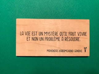 hylarion-cartes-la-vie-est-un-myst-re-carte-bois-10x5-cm image 1