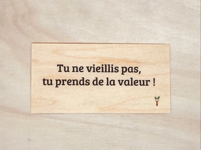 hylarion-cartes-carte-bois-10x5-cm-tu-ne-vieillis-pas image 1