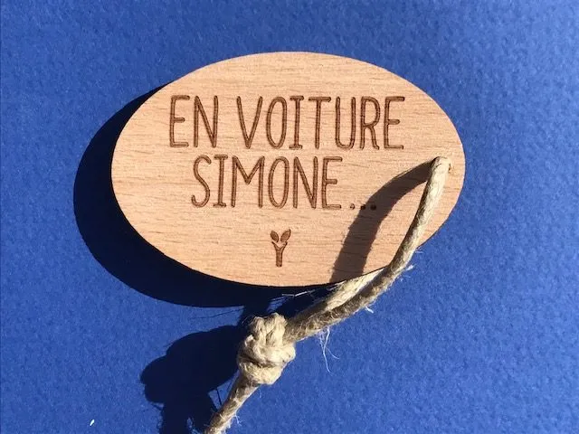 hylarion-porte-cl-s-en-voiture-simone-porte-cl-bois-6x4-cm image 1