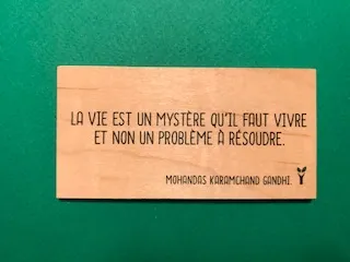hylarion-cartes-la-vie-est-un-myst-re-carte-bois-10x5-cm image 1