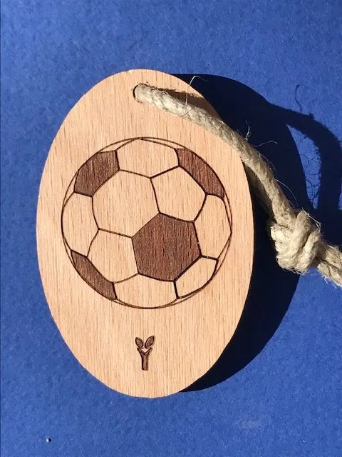 hylarion-porte-cl-s-ballon-de-foot-porte-cl-bois-6x4 image 1
