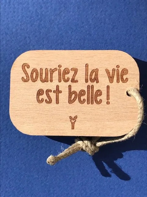 hylarion-porte-cl-s-souriez-la-vie-est-belle-porte-cl-bois-6x4 image 1