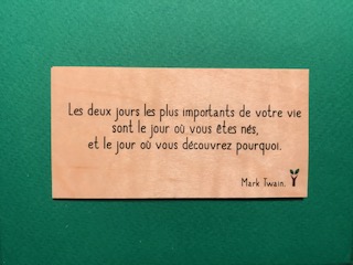 hylarion-cartes-carte-bois-deux-jours-importants-10x5-cm image 1