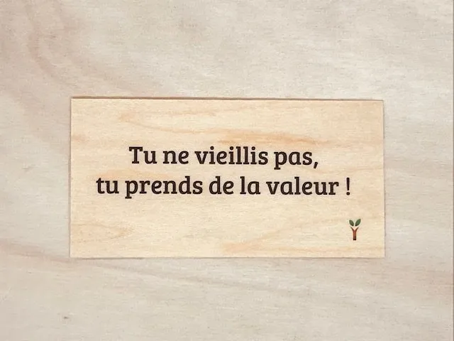 hylarion-cartes-carte-bois-10x5-cm-tu-ne-vieillis-pas image 1